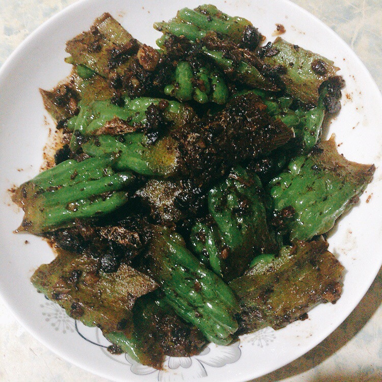 豆豉鲮鱼炒苦瓜的做法
