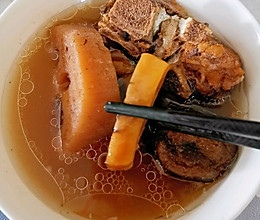 莲藕墨鱼龙骨汤的做法