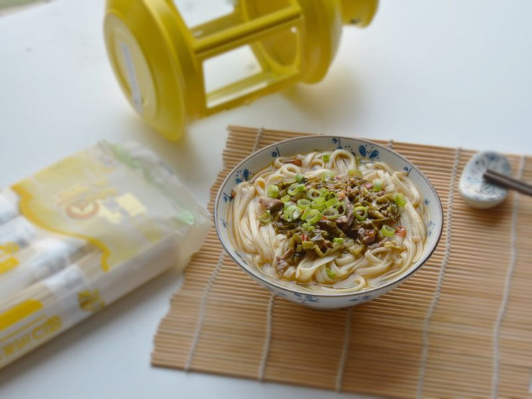 老坛酸菜肉丝面的做法