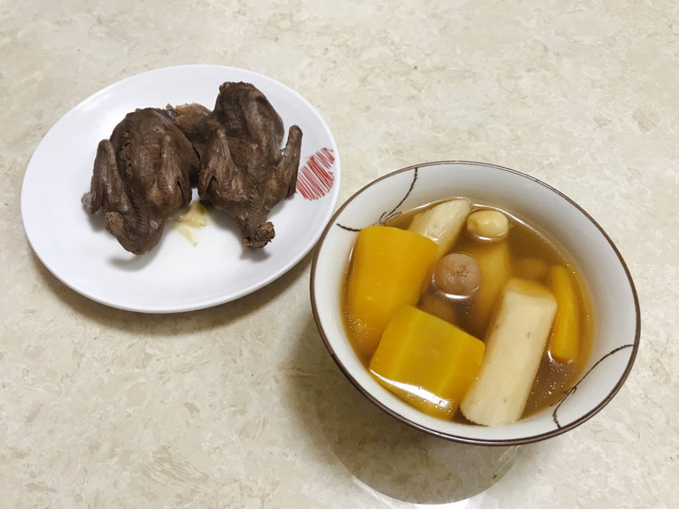 黄萝卜鹌鹑汤的做法