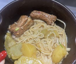 排骨油豆角土豆焖面的做法