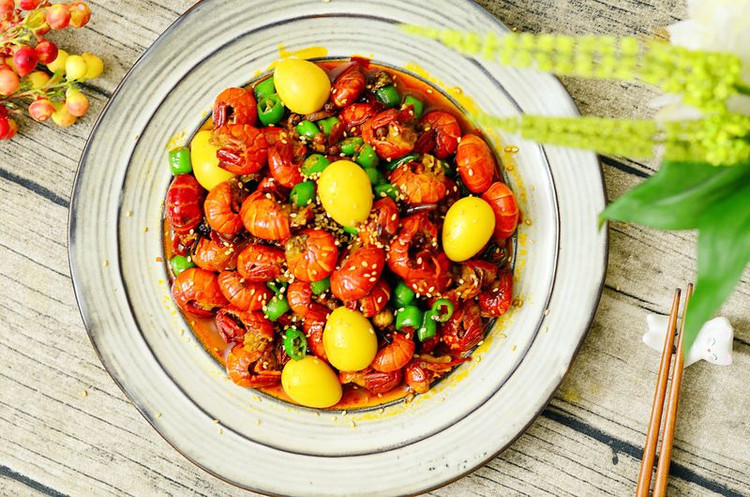 秘制香辣鹌鹑蛋炒虾尾的做法