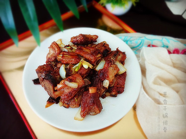干锅葱香排骨的做法