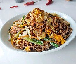 葱椒豆蛋焖炒面的做法