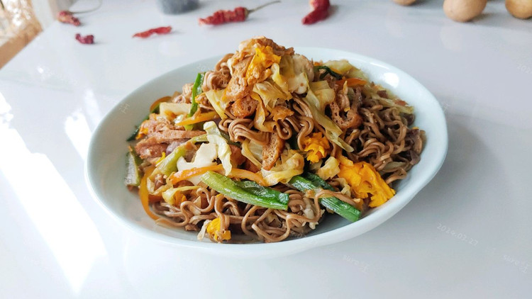 葱椒豆蛋焖炒面的做法