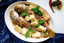 黄花鱼炖豆腐 鲜嫩的美味的做法