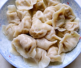 白菜大肉水饺+芹菜大肉水饺的做法