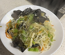 雪菜笋丝豆芽虫草花青椒黑木耳炒粉丝（适合孕妇、减肥、补铁）的做法