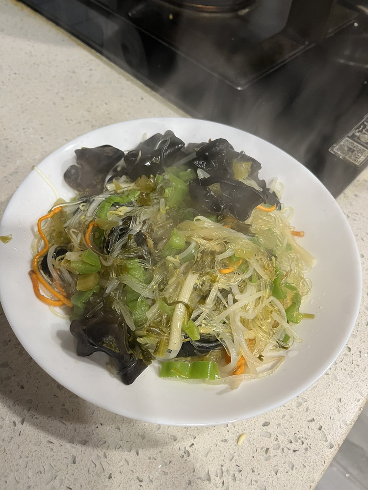 雪菜笋丝豆芽虫草花青椒黑木耳炒粉丝（适合孕妇、减肥、补铁）的做法