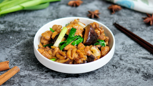 蒜苗炒鸡块 春天餐桌上少不了的那抹绿的做法