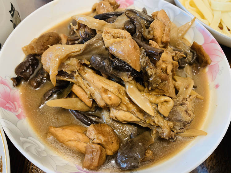 双蘑炖鸡腿的做法