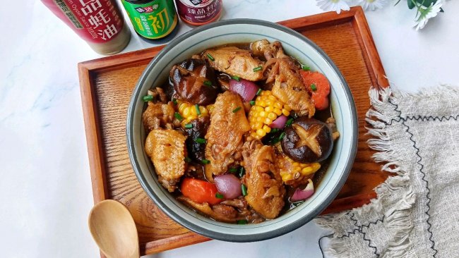 香菇玉米鸡翅煲的做法