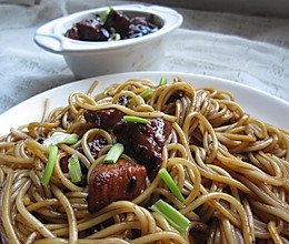 甜辣鸡丁拌面的做法