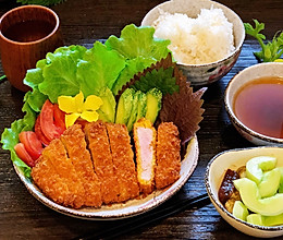 日式炸猪排配田园沙拉的做法