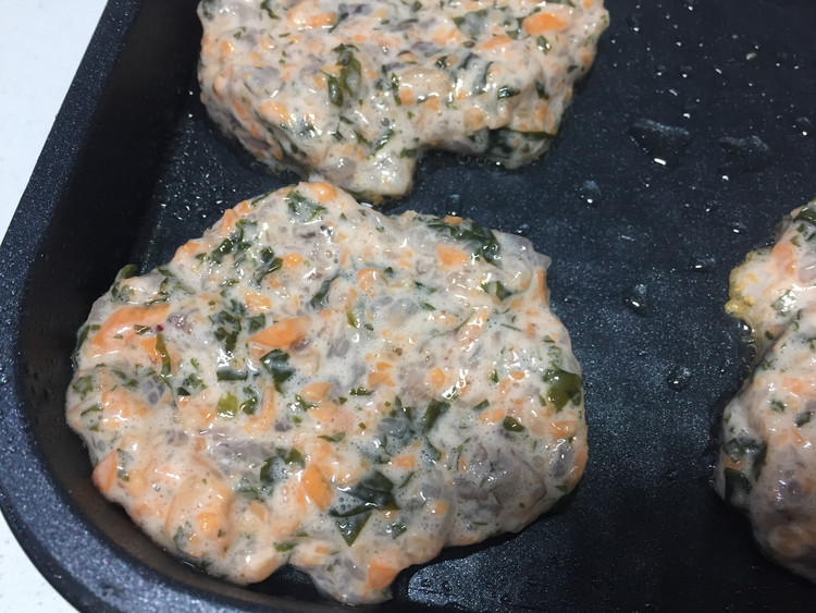 裙带菜虾肉胡萝卜饼的做法