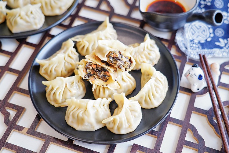 胡萝卜黑木耳鲜肉蒸饺的做法