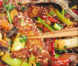 干锅薯条鸡翅的做法