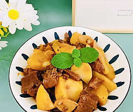 #米饭最强CP#牛腩炖土豆的做法