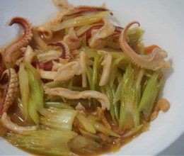 #本周热榜#家常菜之芹菜炒鱿鱼的做法