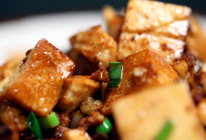 经典家常菜肉末豆腐煲，滑嫩入味超下饭，没胃口也能吃下一碗饭的做法