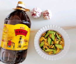 #菜油就选外婆乡，新鲜开榨抢先尝#油煎鸡蛋拌黄瓜的做法
