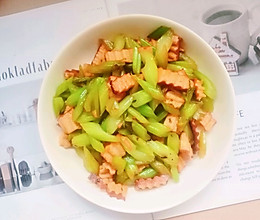 素菜也可以很好吃——芹菜炒香干的做法
