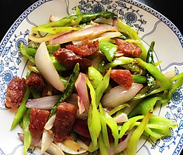 广式腊肠炒辣椒的做法