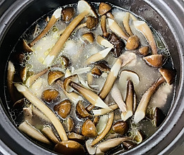 黑鸡枞菌鸡汤的做法