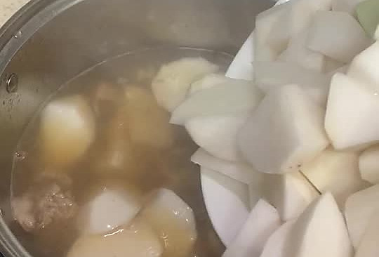 冬天来点羊肉炖白萝卜补补身体呀的做法