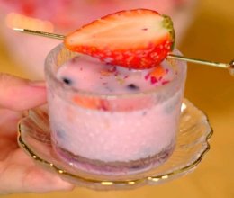 适合闺蜜聚会的鸡尾酒|草莓椰子甜酒的做法