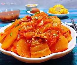 #憋在家里吃什么#五花肉辣白菜炒土豆片的做法