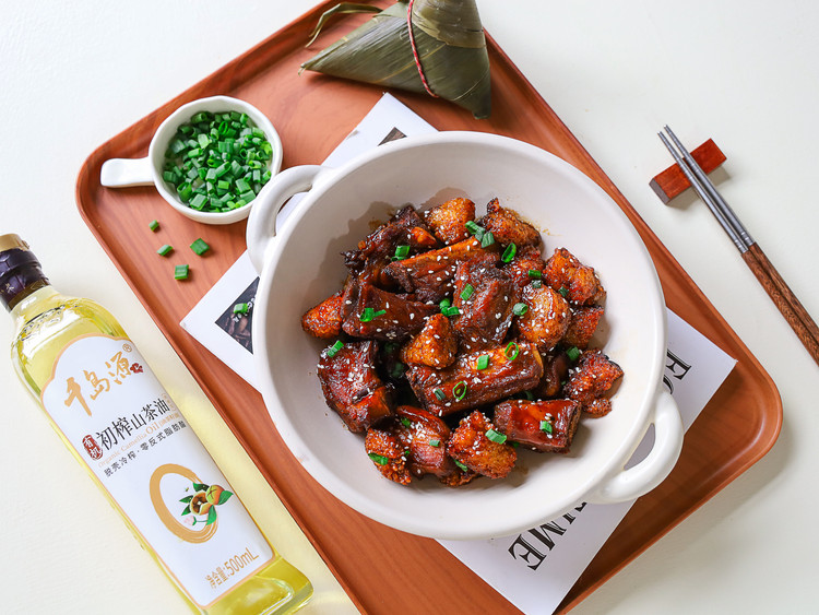 端午限定| 排骨烧粽子，公司发的粽子这样吃！的做法