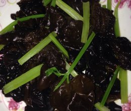 芹菜拌木耳的做法