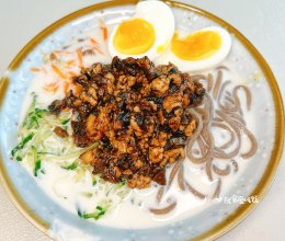 豆乳臊子凉面,确实不黑暗而且很好吃!的做法