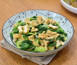 #鲜到鲜得，月满中秋，沉鱼落宴#  低脂清肠的油菜炒豆腐泡的做法