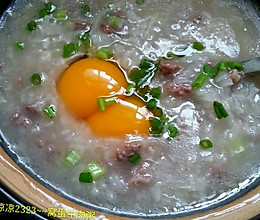 窝蛋牛肉粥的做法