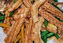 简单的把鱿鱼玩出花，快手炒出小蛮腰般的鱿鱼卷的做法