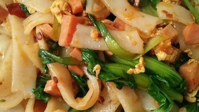 火腿肠鸡蛋炒粉的做法