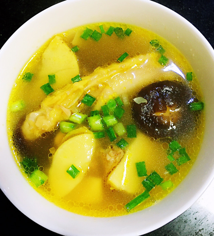 炖鸡肉不老的秘诀～冬菇养生鲜鸡汤（增强免疫力）的做法