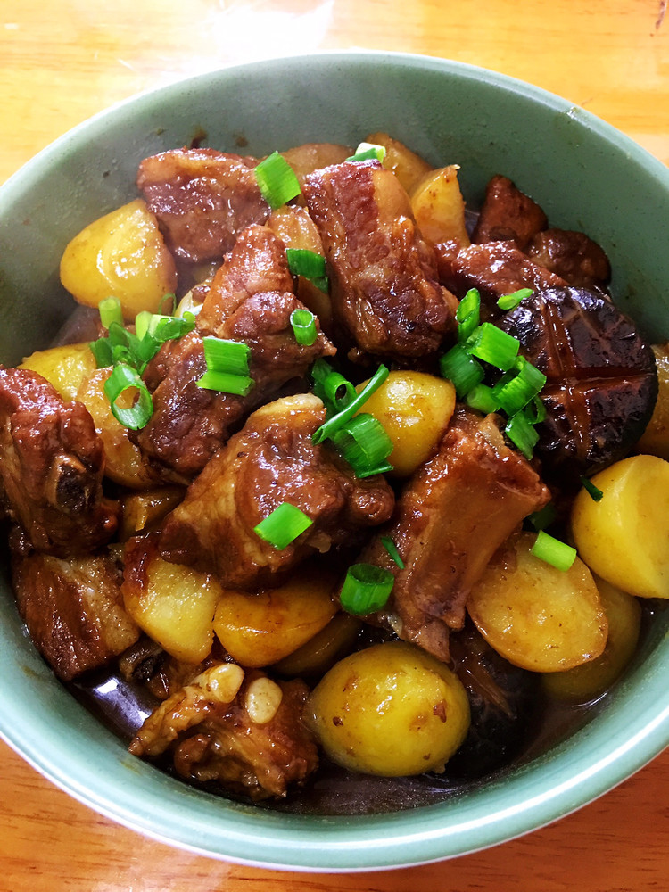 土豆烧排骨的做法