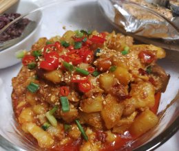 洋芋焖鸡的做法