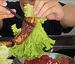 小伙自制铁板烧烤 五花肉 牛肉 鸡翅 口蘑… 解馋又过瘾！的做法