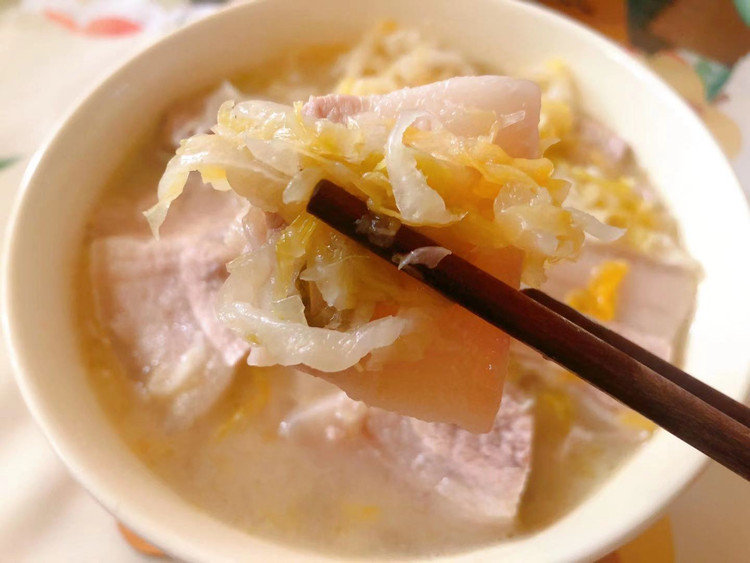祖传秘方|肥而不腻暖心暖胃的经典东北家常菜——酸菜汆白肉的做法