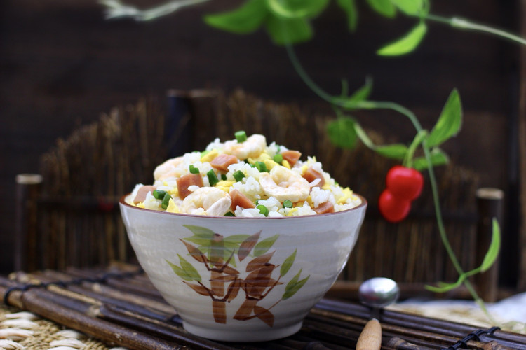 鹅蛋虾仁蒜薹炒饭的做法