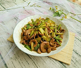 芹菜炒腰花的做法