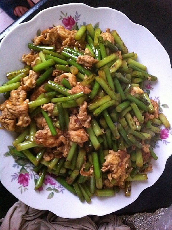 蒜苔炒鸡蛋的做法