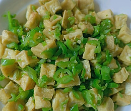 青椒炒石屏豆腐的做法