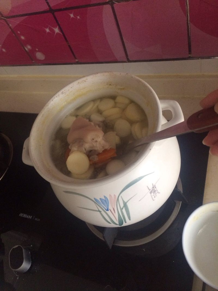 茭白猪蹄汤的做法