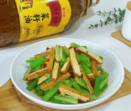 #菜油就选外婆乡，新鲜开榨抢先尝#芹菜炒香干的做法