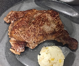 Ribeye steak 肋眼牛排 多汁 外加简易黑胡椒汁的做法